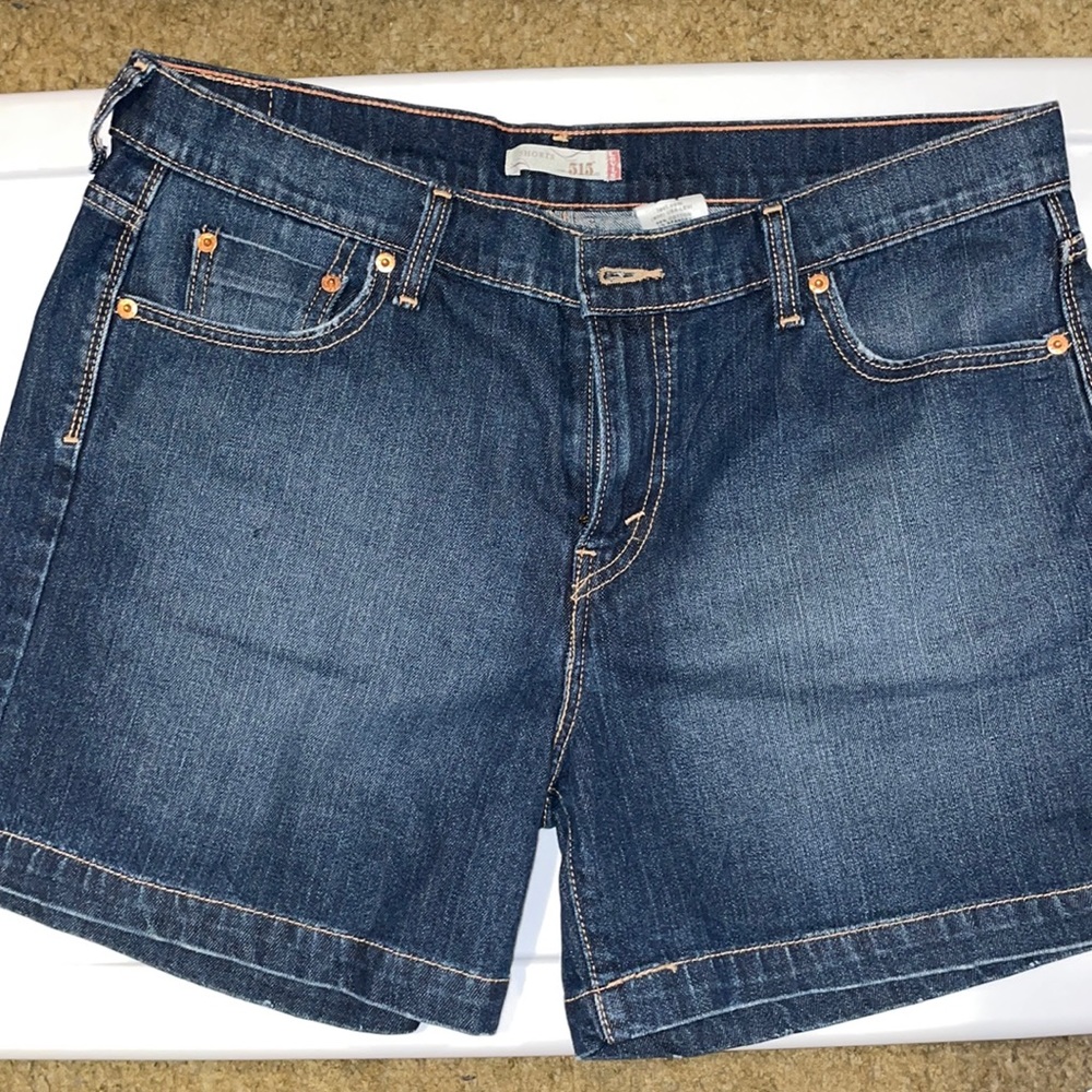 LEVI DENIUM 515 SHORTS...SIZE 14